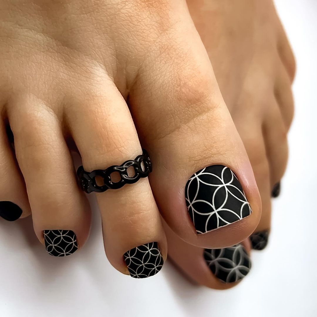 Dive into Summer Vibes: 29 Pedicure Designs to Make Your Toes Pop!