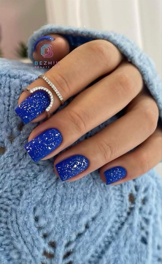 15 Stylish Short Blue New Year's Nail Ideas for 2024