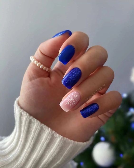 15 Stylish Short Blue New Year's Nail Ideas for 2024