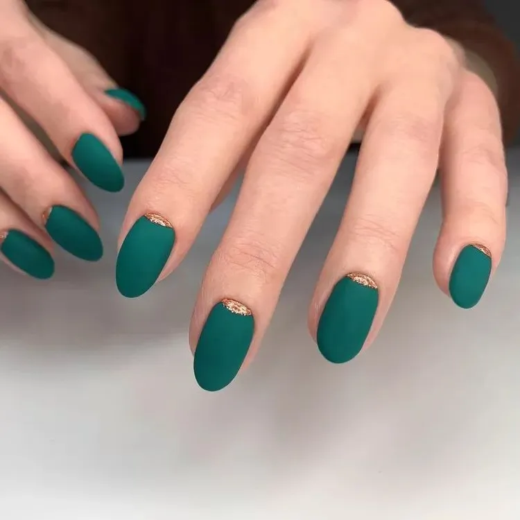 manicure fall 2023 nail art green matte dark accents