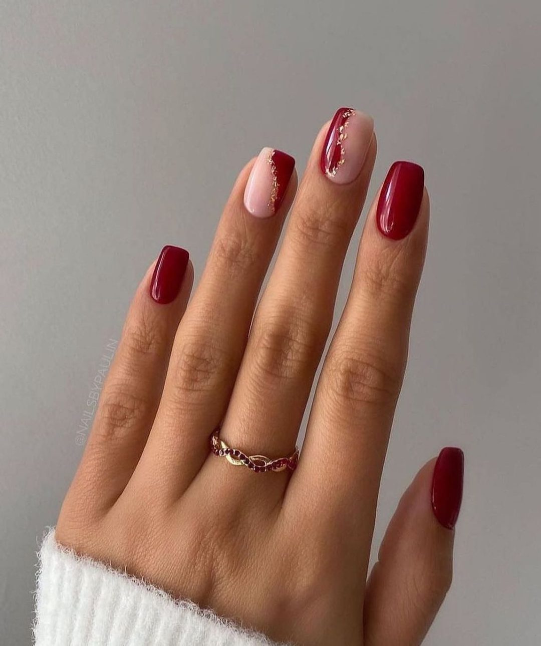 Short burgundy nails for Cristmas.