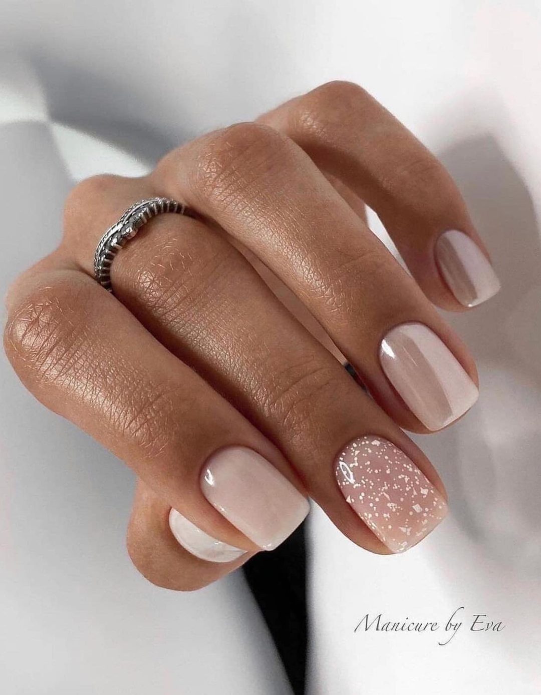 Short light pink nails with chrome effect.