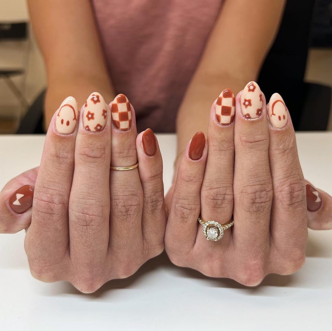 Brown retro nails with gingham print and smiley faces.