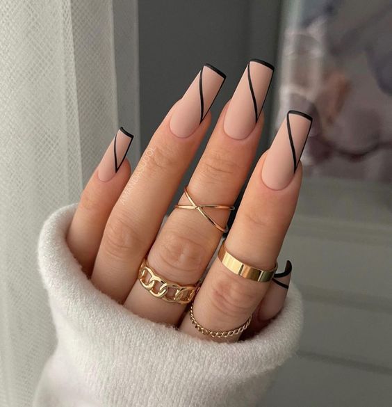 Square nails with black linings