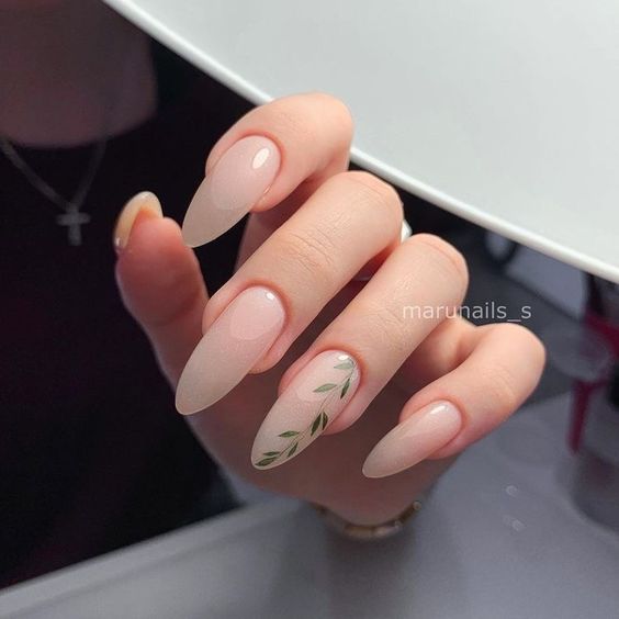 Almond nails with leaves