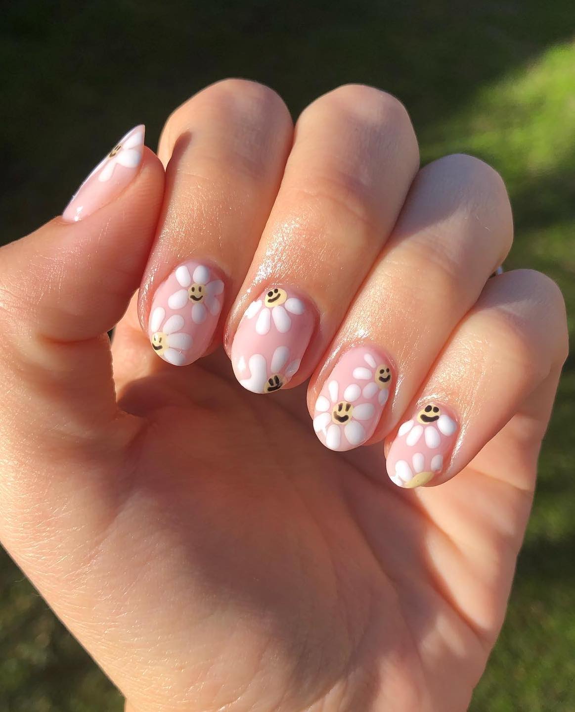 Soft pink polihs and smiley face daisy design.