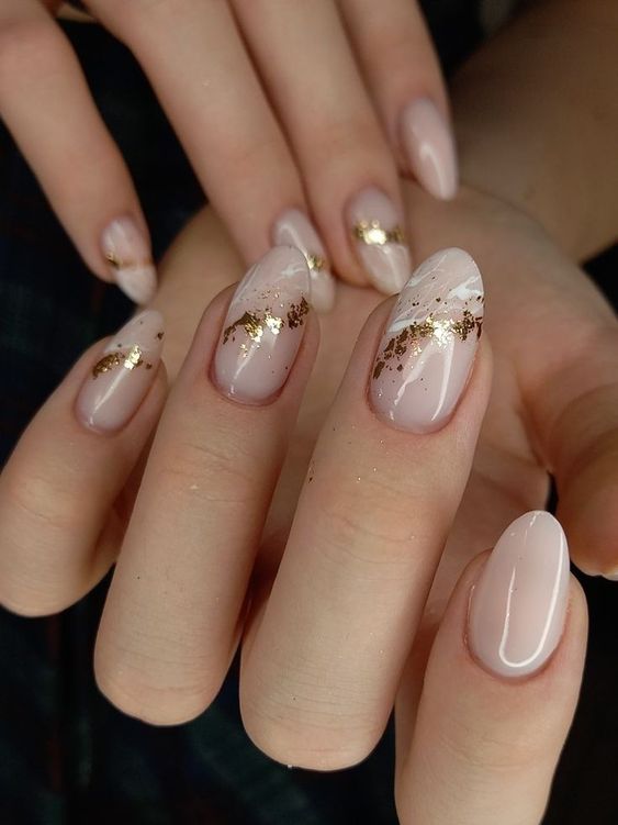 Round nails with leaves and gold flakes