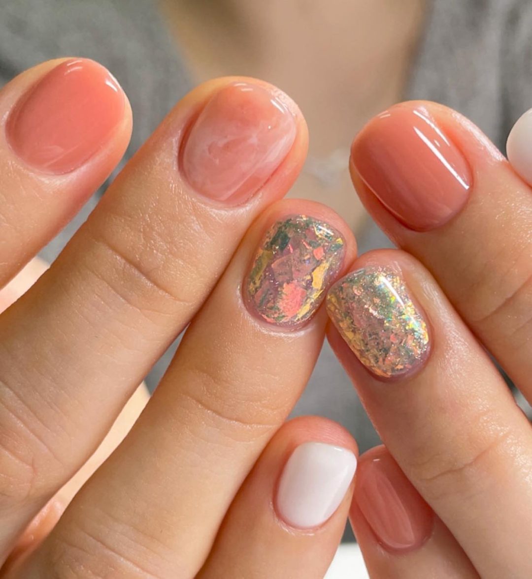 Short coral nails with glitter.