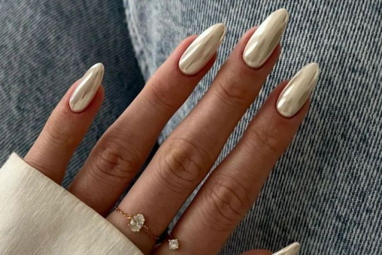 How to Do White Chrome Nails at Home